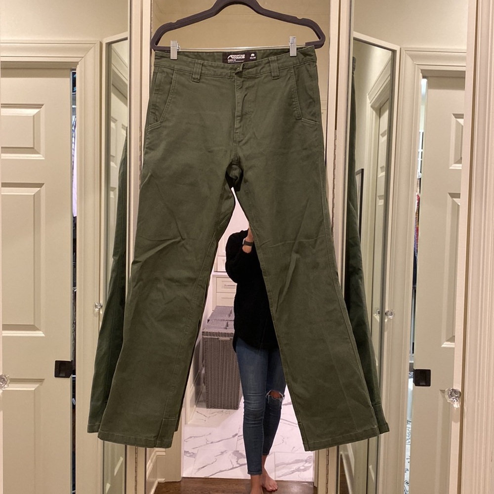 Men’s classic Fit Mountain Khaki pants
